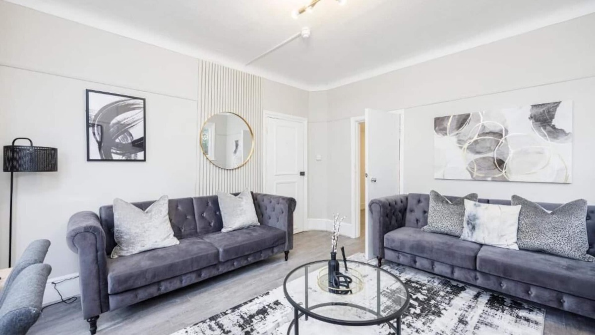 Southend-on-Sea Apartment | Modern & Comfy 2BR City Centre Near High St by Luxiety Stays