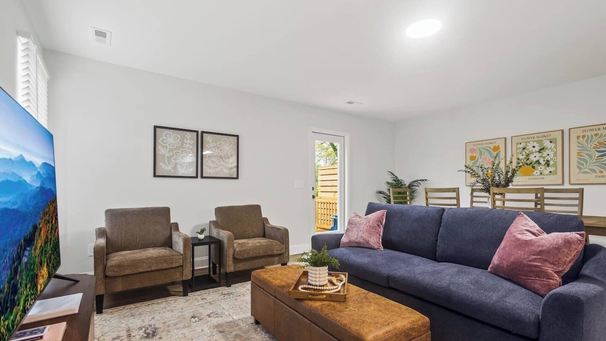 Taylors House | Modern & Comfy, Private Deck, 10 min to Paris Mtn + Greenville