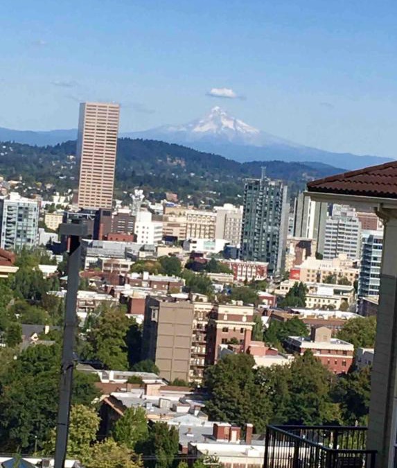 Kings Heights Apartment | Modern Condo Overlooking Portland