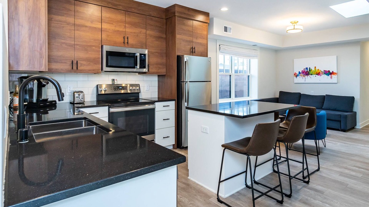 Lyn-Lake Condo | Modern condo #Self checkin #CityLife #Location #Rooftop Deck