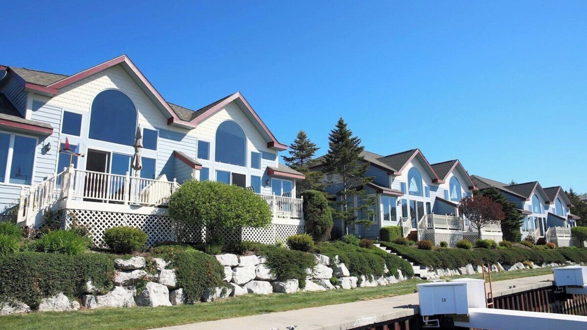 Manistee Condo | Modern Condo w/Harbor views and Community Pool