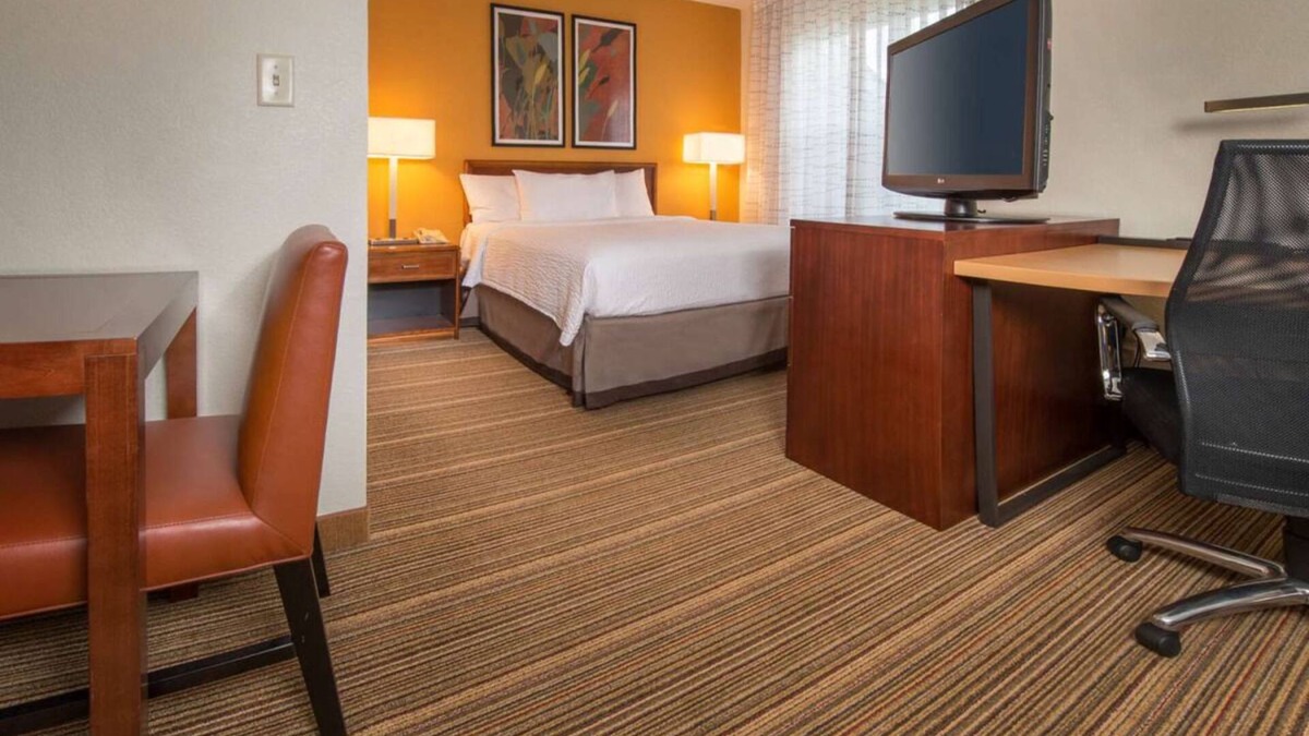 Charleston Apartment | Modern Convenience Meets Comfort in Charleston! Pool, Pets are Allowed Here