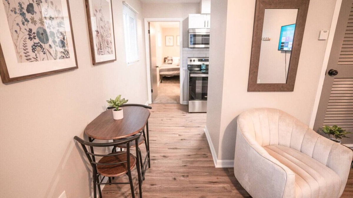 Franklin Park Apartment | Modern Convenience ! Near Franklin Park! 1 BR Apt!