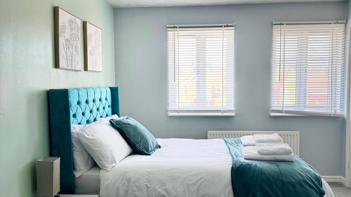 Cheshunt House | Modern, cosy 4-bedroom Townhouse | Near train, shops & London Access.