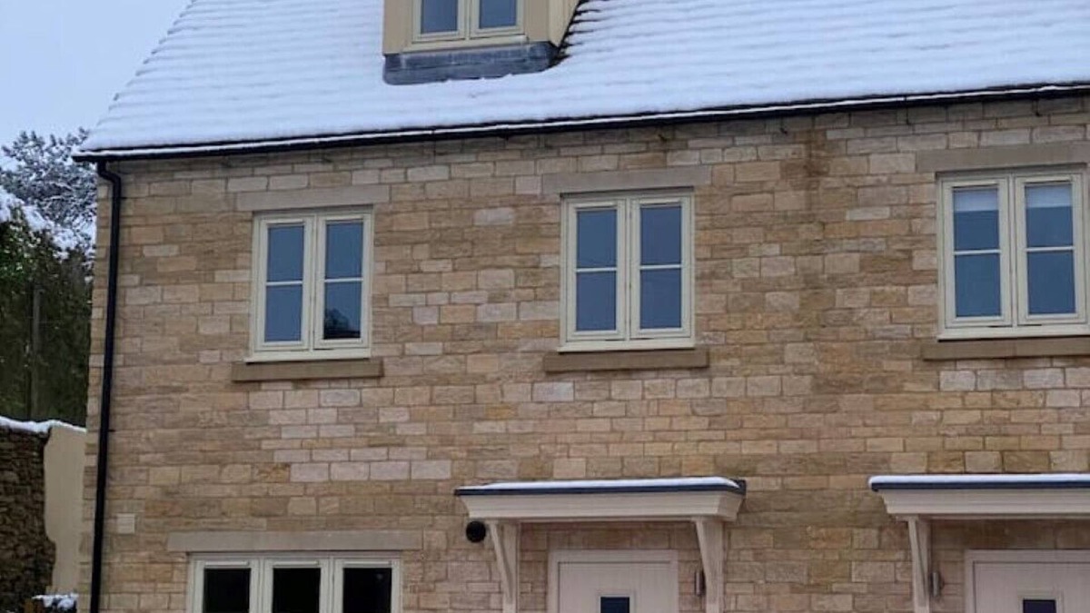 Stow-on-the-Wold House | Modern cottage with a sunny patio and home office.