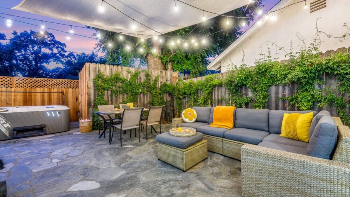 Thousand Oaks House | Modern Cottage, Jacuzzi, Bistro Patio, Walk to Everything!