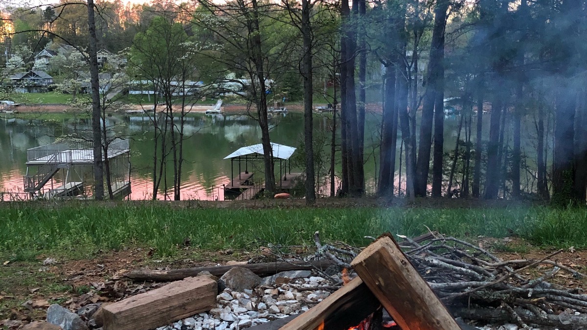 Hiawassee House | Modern Cottage on Lake Chatuge N Georgia lakefront w/private dock Sleeps 8
