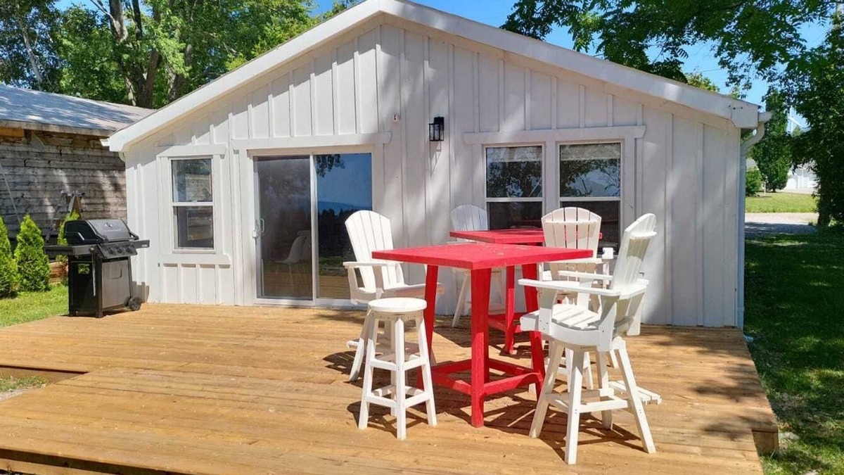 Dashwood Cottage | Modern Cottage on the Water - Newly Renovated!