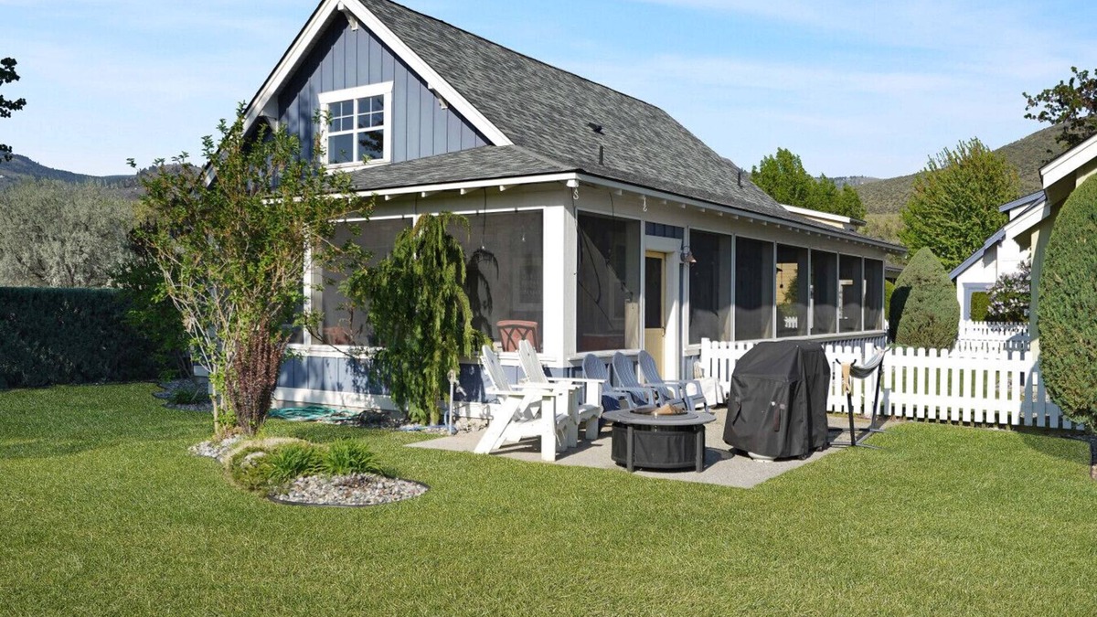 Oroville House | Modern Cottage- The big beachy house!