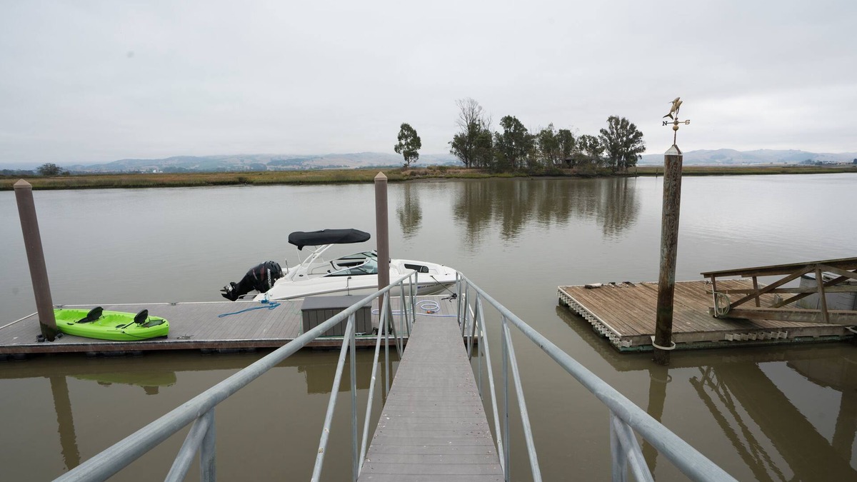 Napa Cottage | Modern Cottage with Private Dock and large yard on Napa River