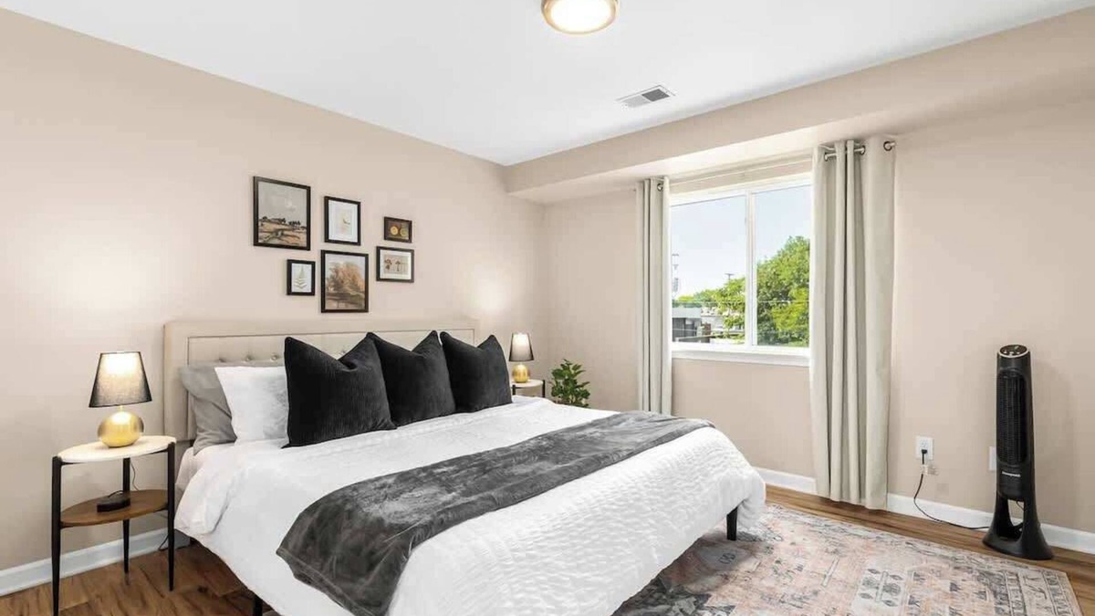 Roseville Apartment | Modern & Cozy 1BR Upper Flat | King Bed + Laundry