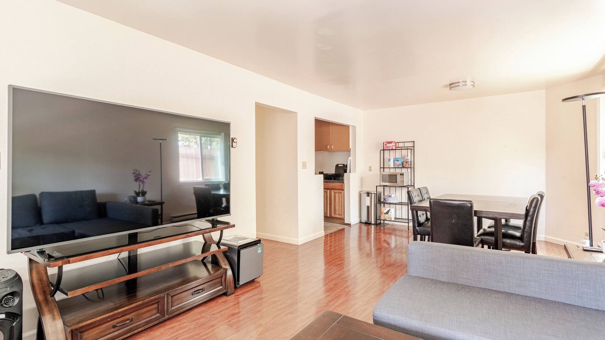 Berkeley Apartment | Modern & Cozy 2 Bedroom 2 Bathroom Suite with Sofabed 75" TV