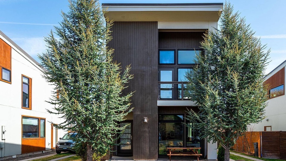 Southwest Bend House | Modern & Cozy 3 Bedroom Home in SW Bend near Old Mill District