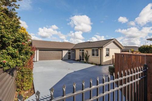 Palmerston North House | Modern, Cozy and Spacious 3 bedroom Home near City Centre