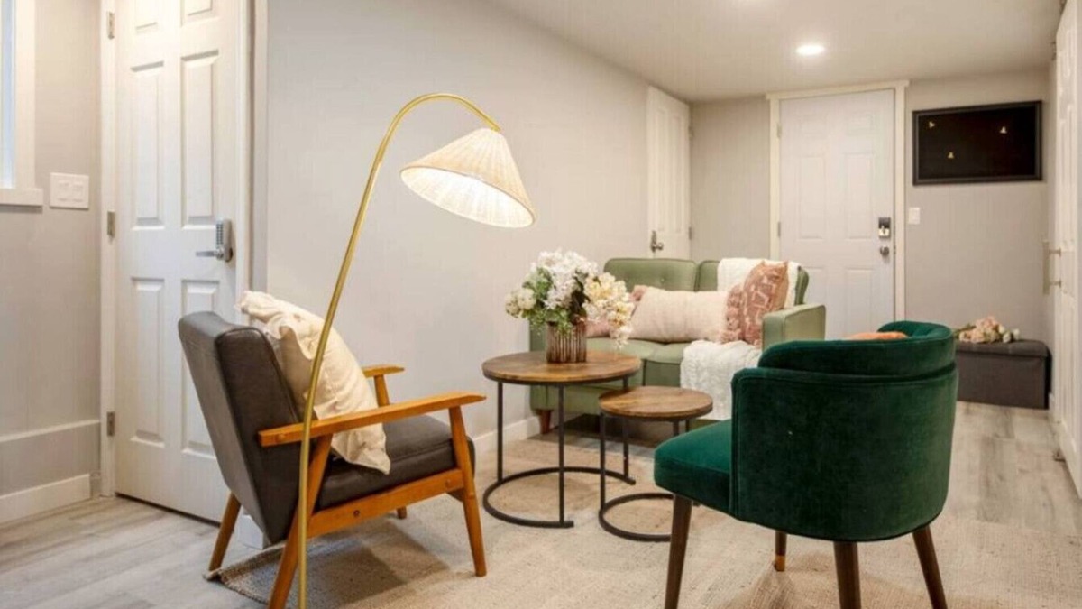 Bryn Mawr-Skyway Apartment | Modern Cozy Bright 2BR Lower Unit w/private entry