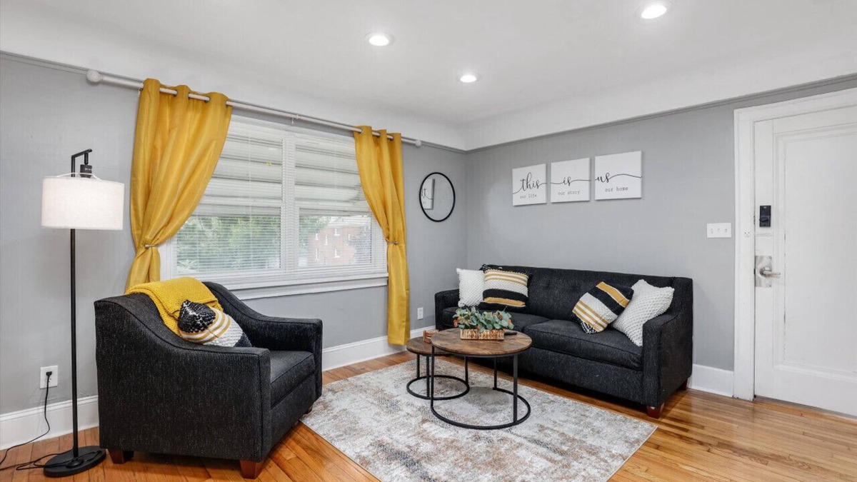 Grosse Pointe Apartment | Modern & Cozy East Side Gem ~ Queen Beds
