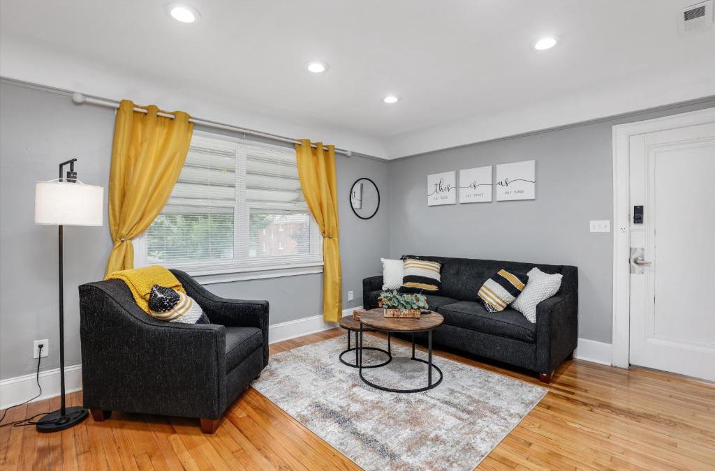 Grosse Pointe Apartment | Modern & Cozy East Side Gem ~ Queen Beds ~ Parking