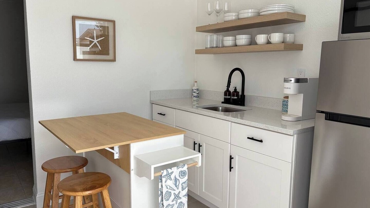 The Lakes Apartment | Modern & Cozy Guest Suite!