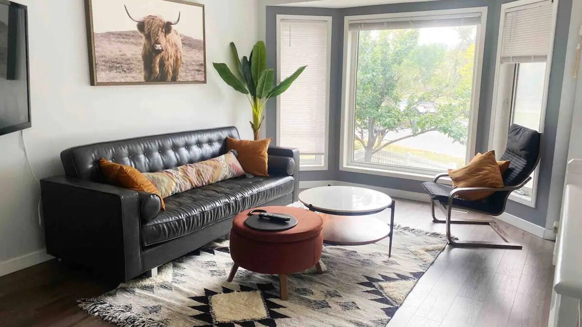 Northwest Calgary House | Modern Cozy Home Next To River Pathways & Downtown