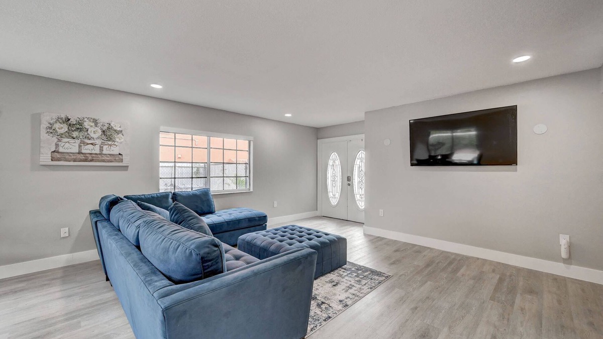Richmond West House | Modern cozy home! Single Family with game room, Pool & Patio.