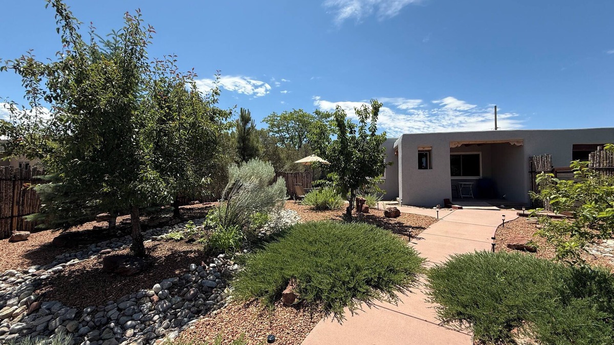 Santa Fe House | Modern Cozy House close to plaza and pet friendly