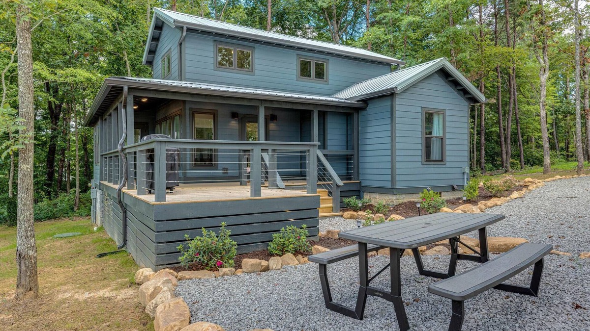 Tracy City Cabin | Modern cozy lakeview retreat for 6 close to hiking, Sewanee, and the Caverns