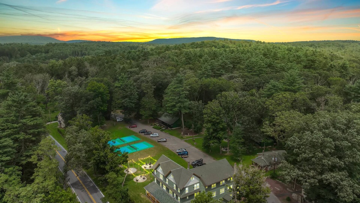 Canadensis Cabin | Modern Cozy Pocono Cabin | Pickleball | Firepits