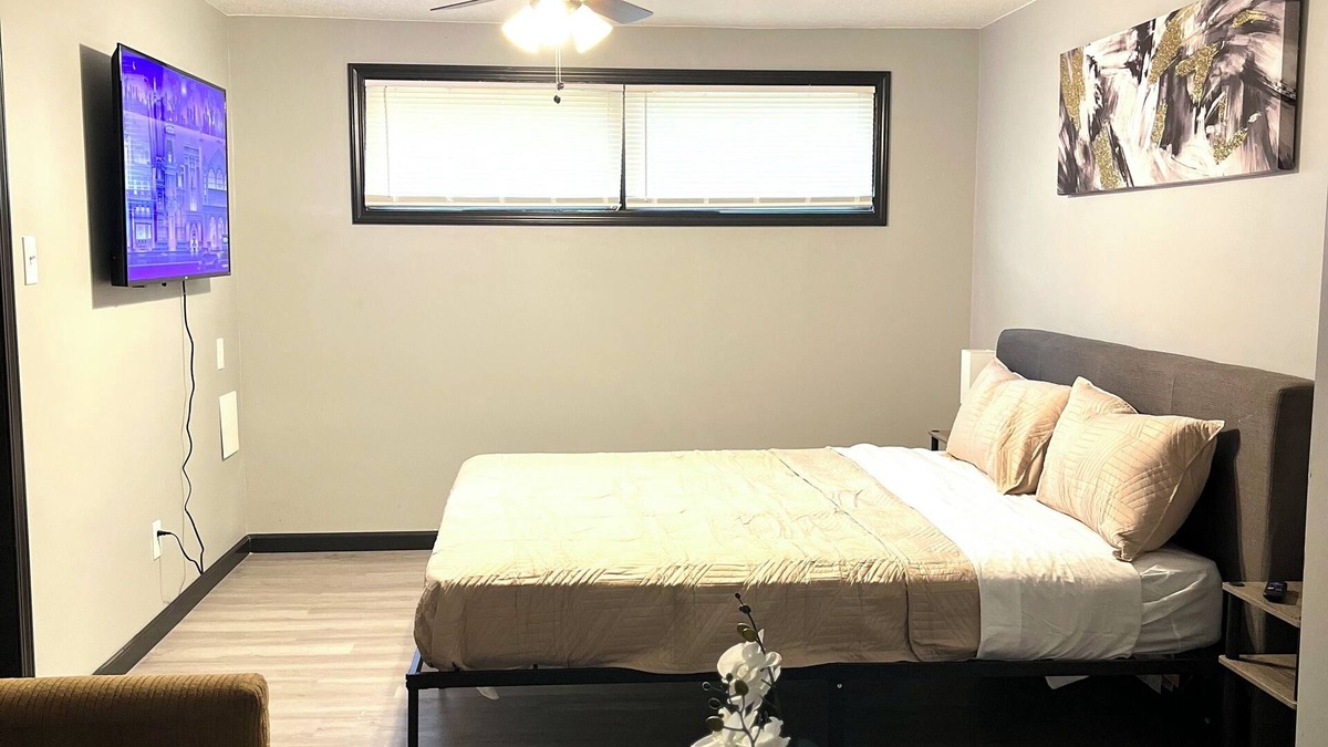 Pauline House | Modern Cozy Retreat in Topeka, 4-bedroom