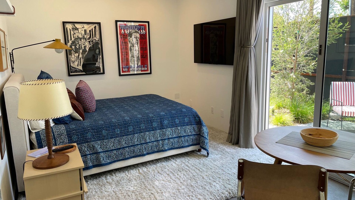 Sunset Park Apartment | Modern cozy Santa Monica Studio w/Patio - 18 blocks from the beach!