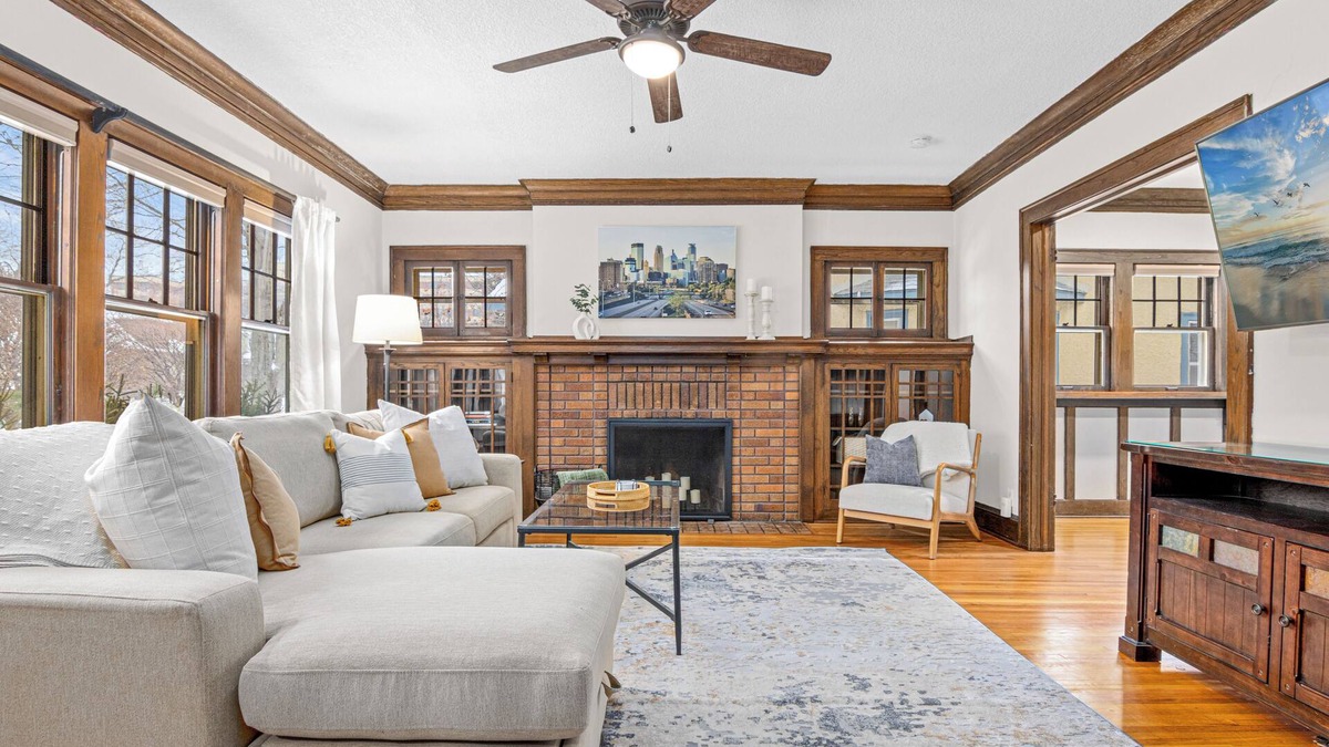 East Harriet Apartment | Modern Craftsman - East Harriet - 3 min to Lakes