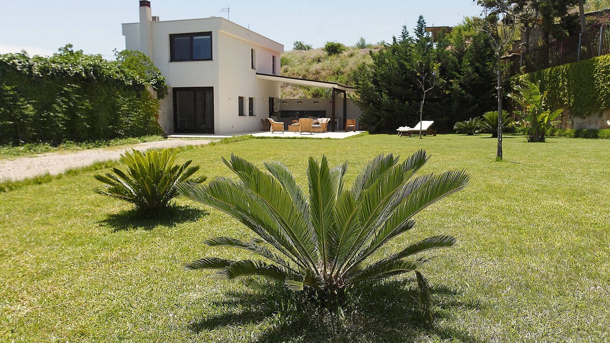 Partanna Villa | Modern cube Villa with garden