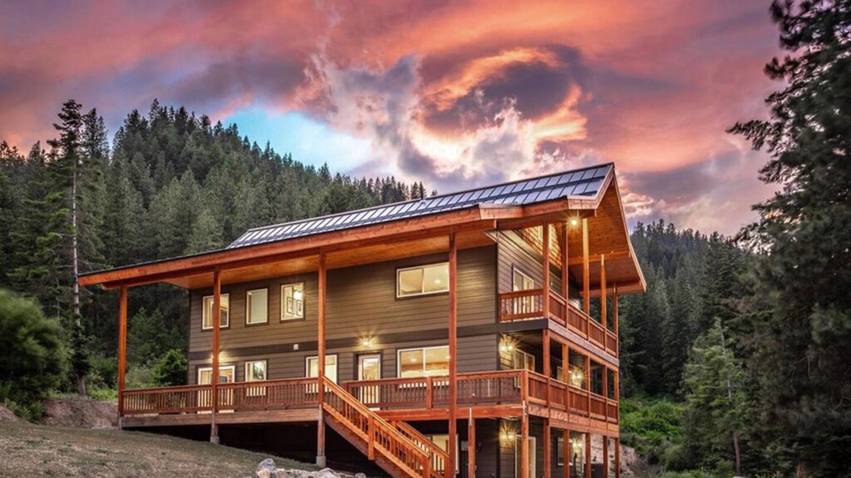 Leavenworth House | Modern Day Luxury Cabin Living! 4 Bed/4Bath, Hot Tub, 5 Acres, 15 Min to Lvnwrth