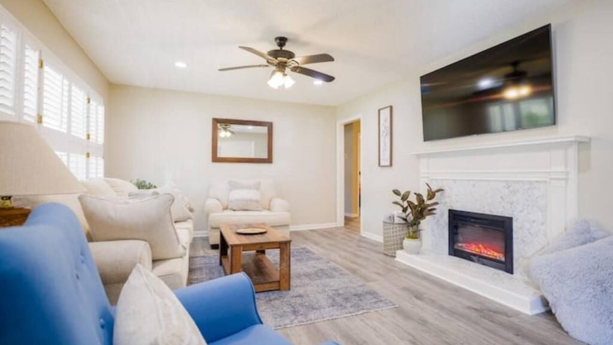 Valdosta House | Modern Decor Centrally located Huge fenced in yard Pets welcome Fireplace Grill