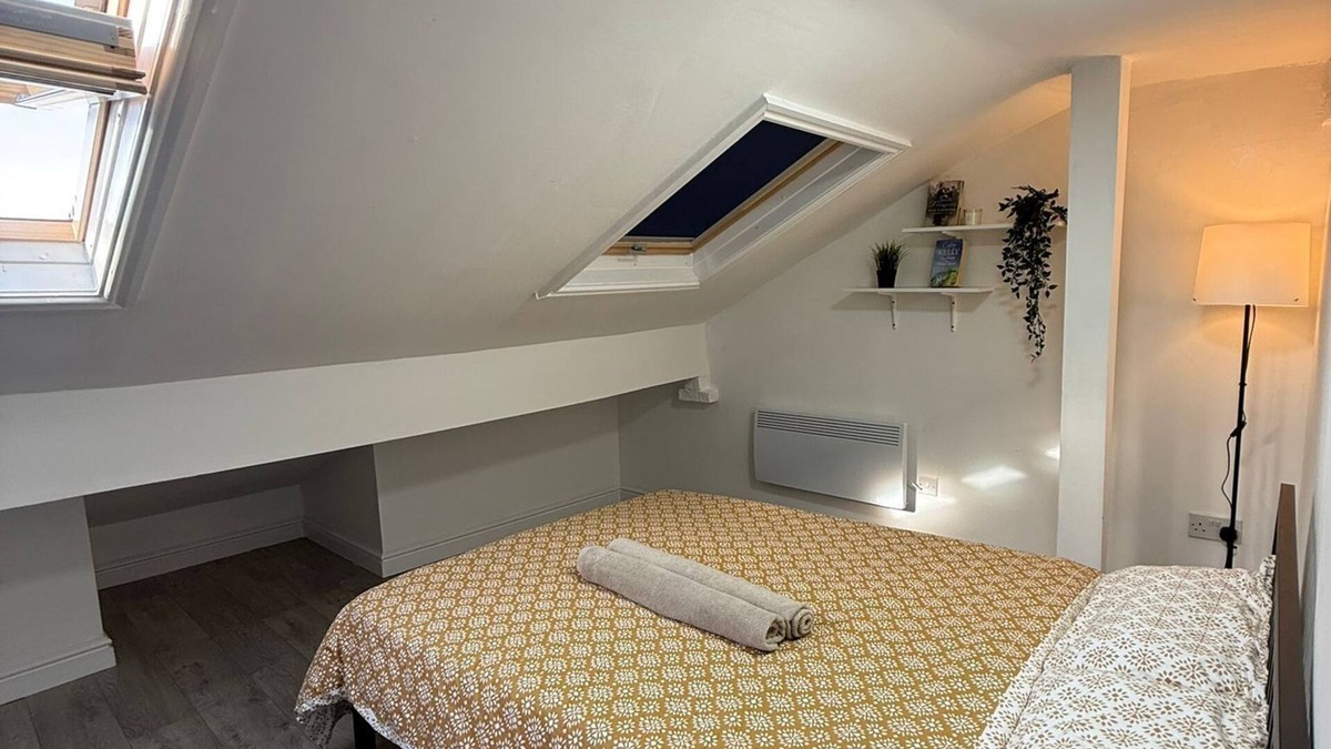 Rusholme House | Modern Double Room with Free Internet