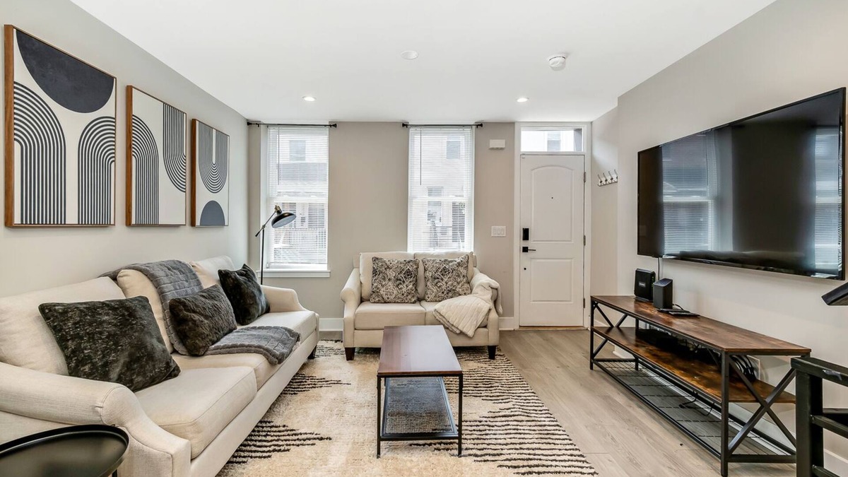 Point Breeze House | Modern Downtown 5BD/3BTH + Roof Deck - Sleeps 10