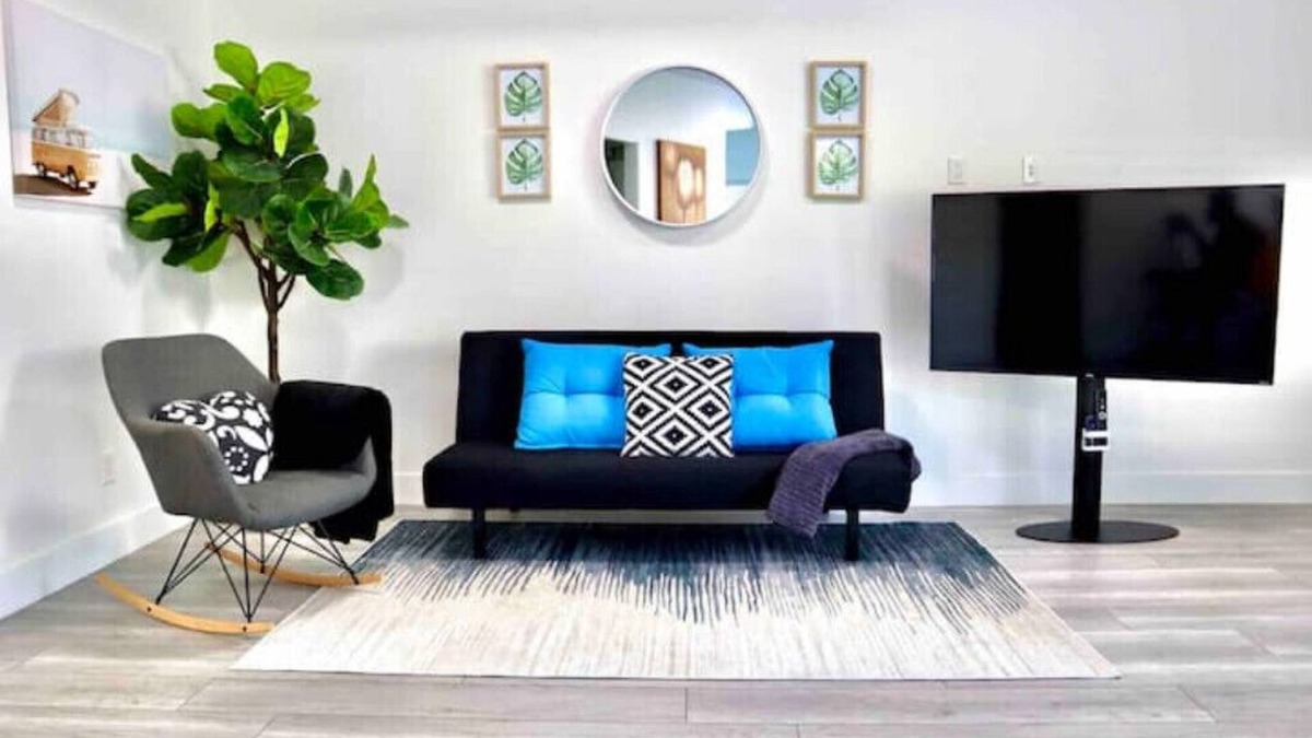 Surrey House | Modern Downtown Escape