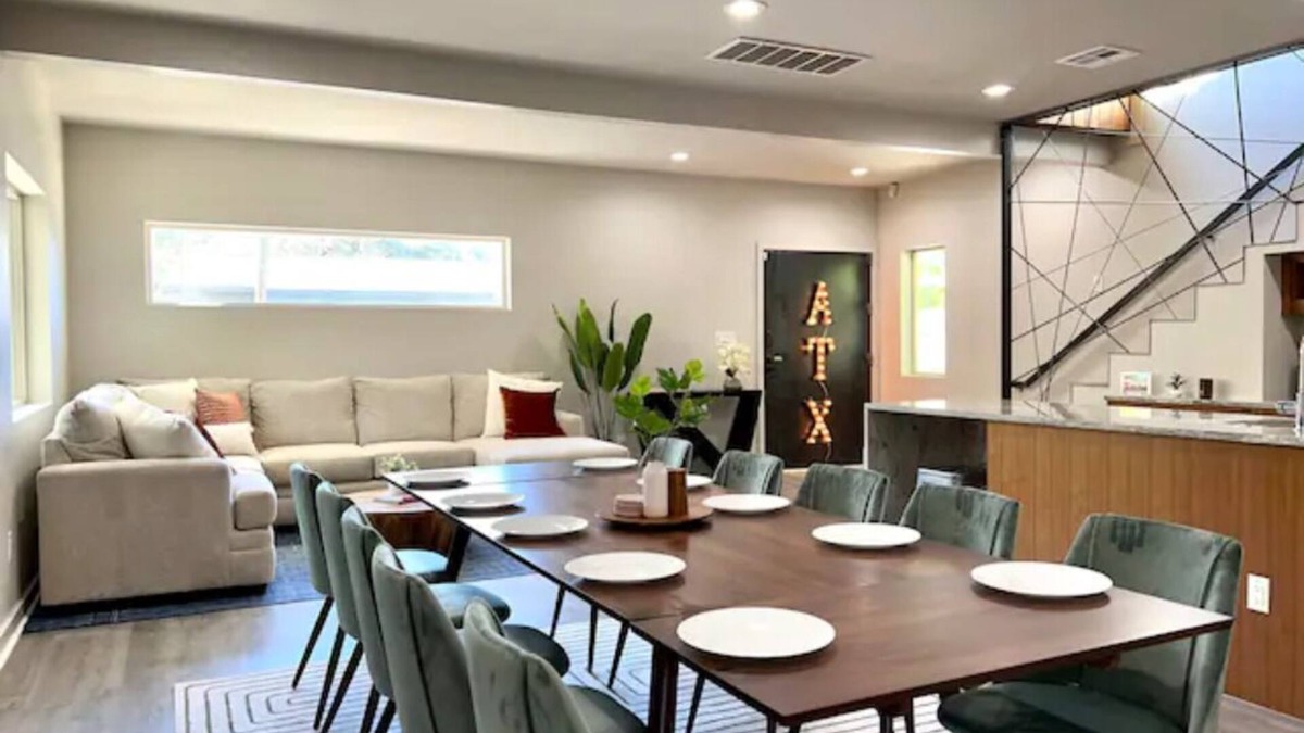 Holly House | Modern DT Retreat w/Hot Tub King Bed Fast Wi-Fin