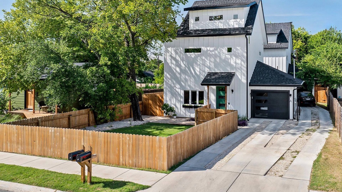 MLK House | Modern Eastside Getaway - Minutes to Downtown & Festivals