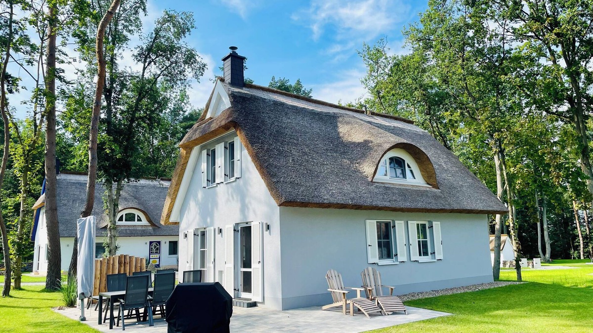 Zirchow House | Modern Eingerichtetes Reetdachhaus mit Einladender Terrasse