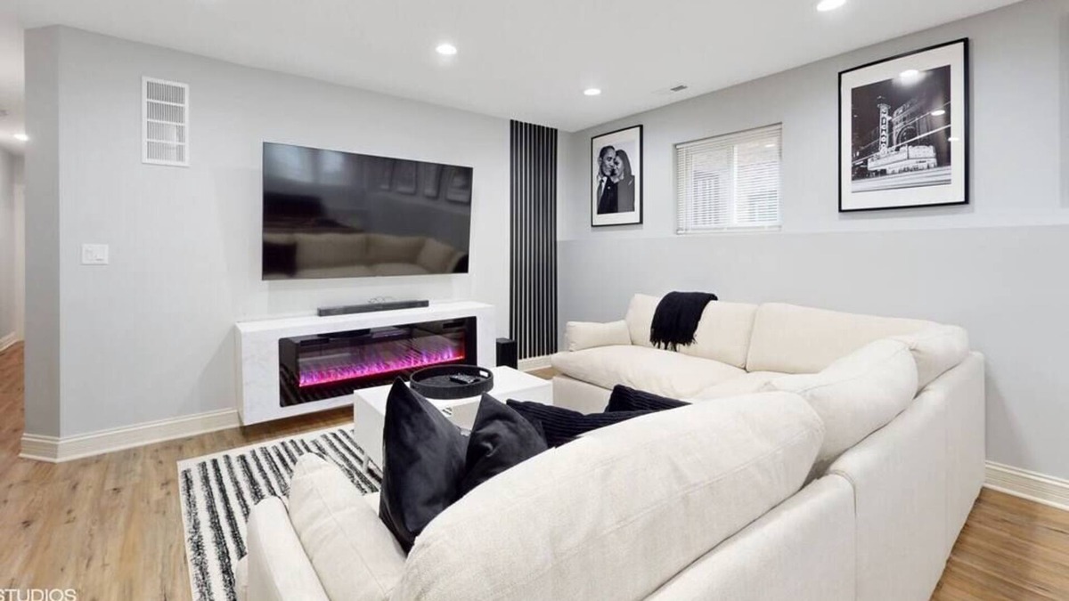 North Austin House | Modern Elegance: 4BR Duplex w/ Free Garage Parking