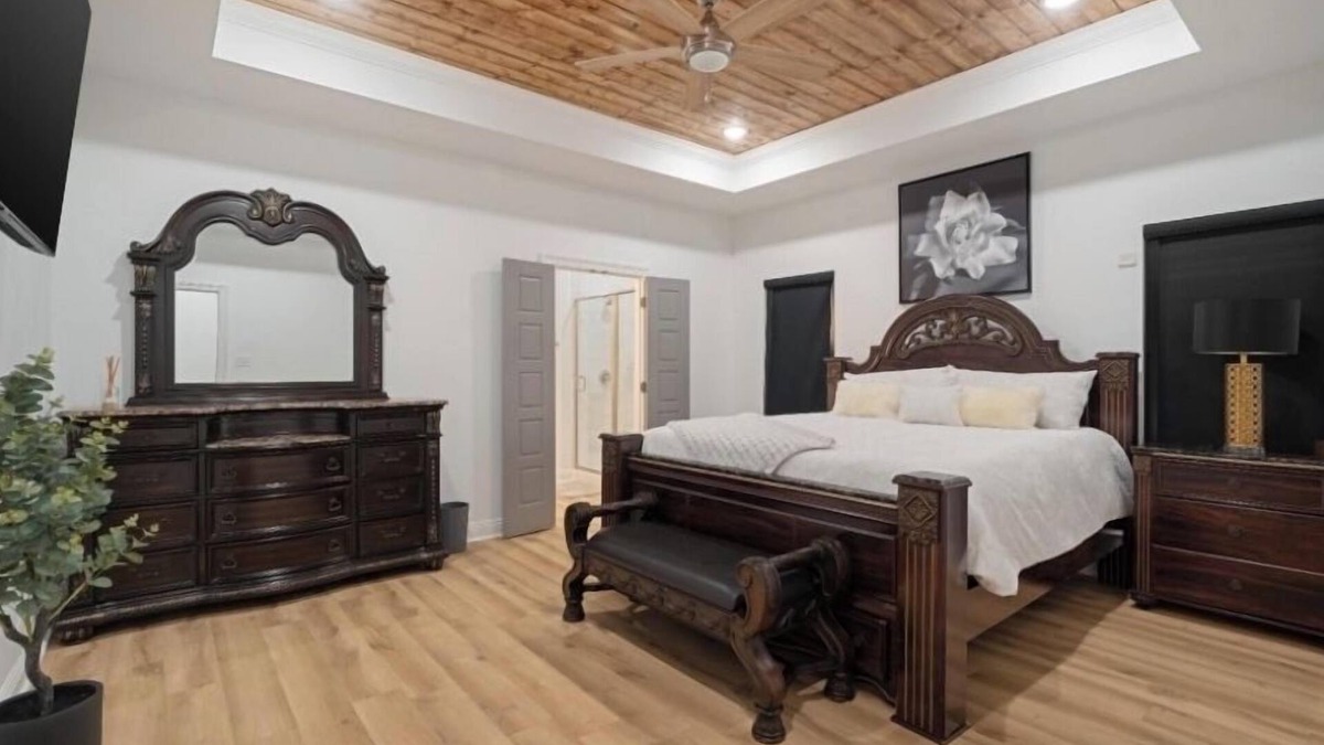Petal House | Modern Elegance Haven Near Central Attractions by Deity Villas