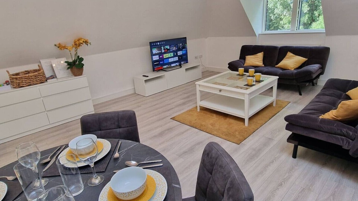 Whittington Condo | Modern Elegant 2-Bed, free private parking