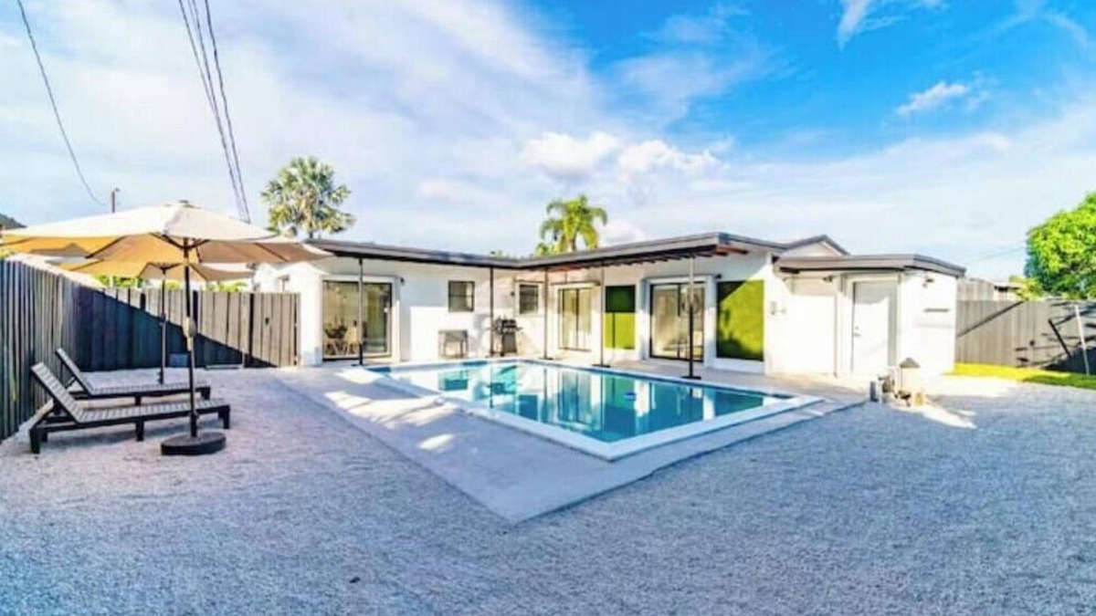 Driftwood House | Modern & Elegant Home Private Heated Pool