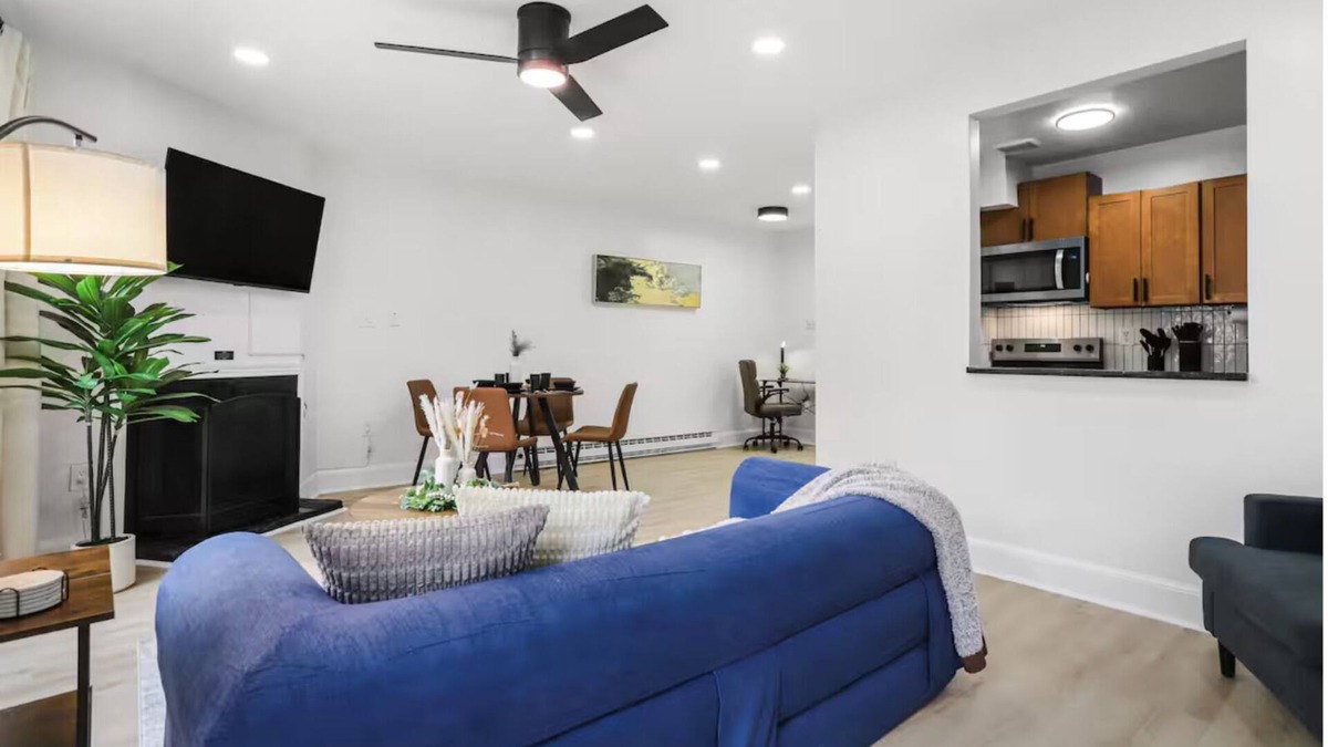 Hill East Apartment | Modern & Elegant Retreat Cozy Capitol Hill Getaway