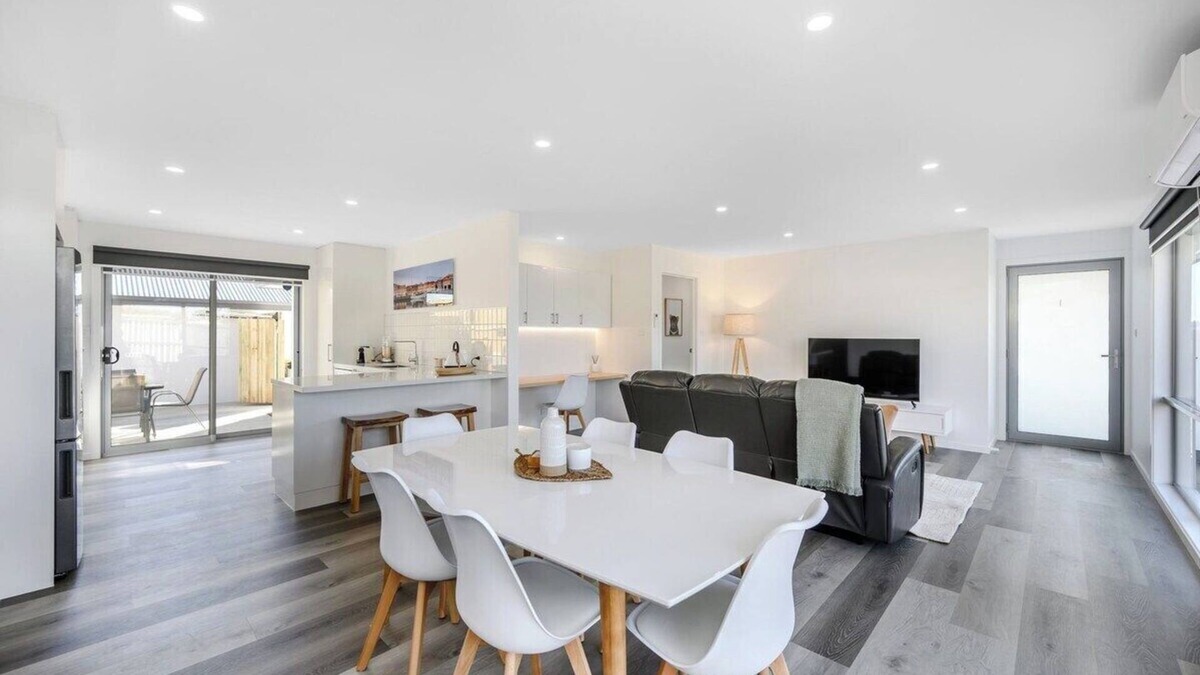 Rokeby House | Modern Escape, 2 Bed/Bath 12km to CBD/Airport