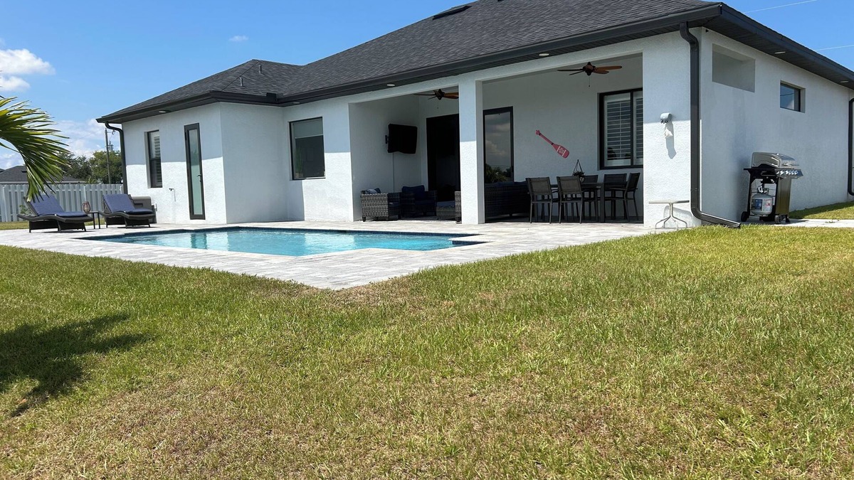 Diplomat House | Modern Escape Villa/On the Canal/Heated pool