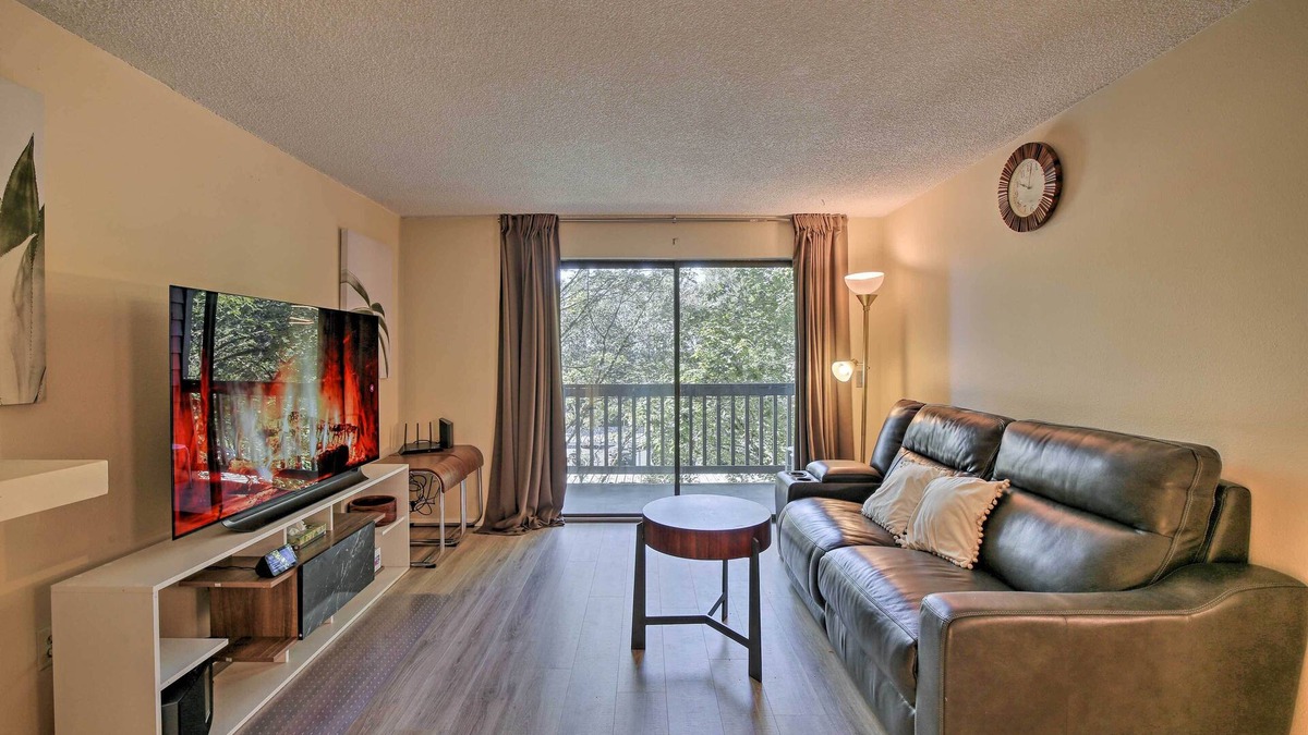 Renton Condo | Modern Family Condo ~ 12 Mi to Downtown Seattle!