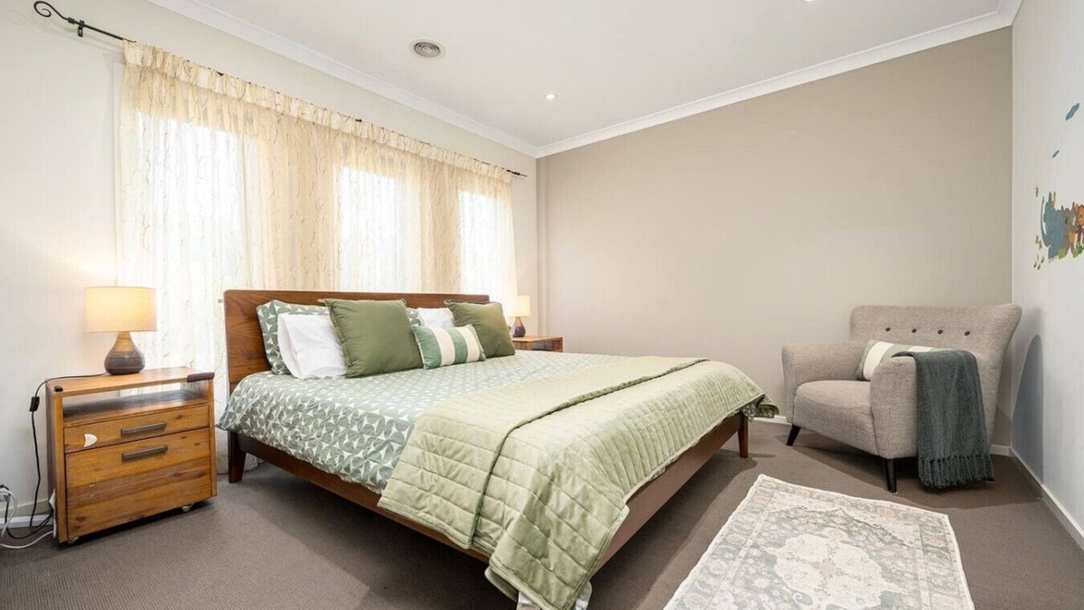 Clyde North House | Modern Family Friendly Retreat Home with Sunroom