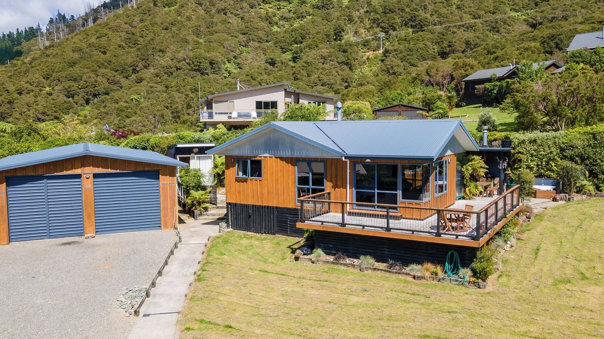 Penzance Bay House | Modern Family Friendly Holiday Home