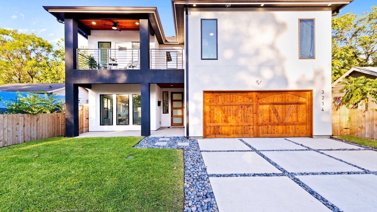 West Dallas House | Modern Family Friendly 5 BR in Dallas w Lounge